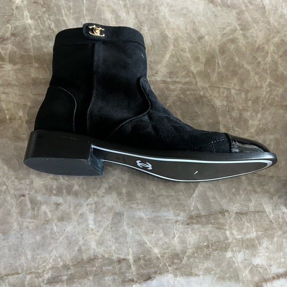 CC Chanel Suede Cap Toe Quilted Turnlock 1” Inch Stacked Heel Ankle Boots Sz 41 - Picture 15 of 15